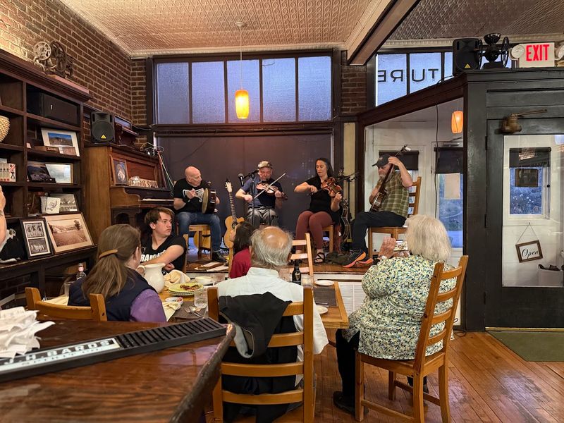 Live Music That Turns Dinner Into an Event