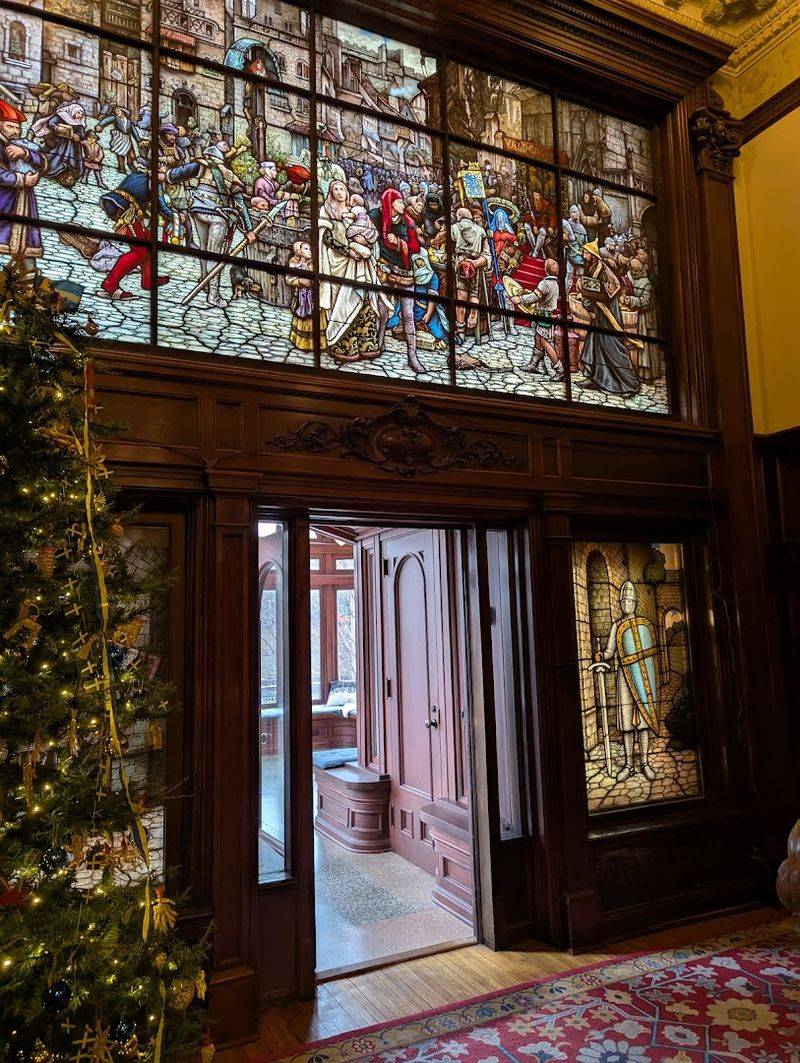 Holiday Decorations That Transform the Entire Space