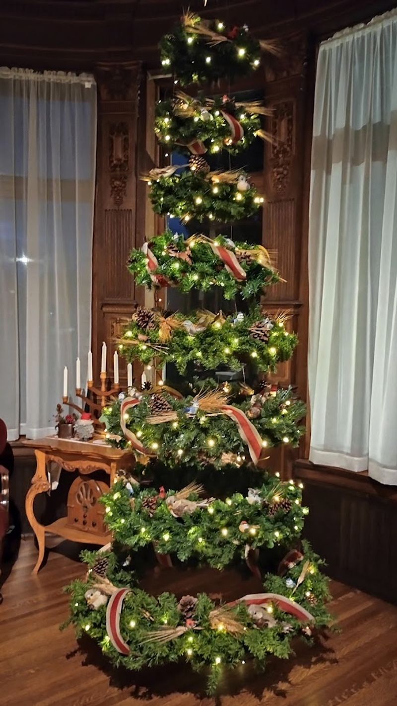 Holiday Decorations That Transform the Entire Mansion