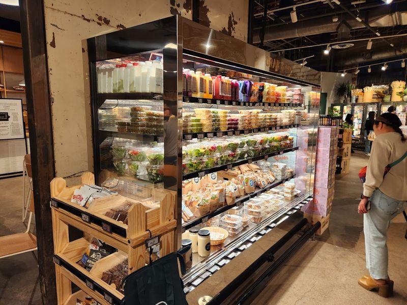 Specialty Grocery Shelves That Reward Slow Browsing