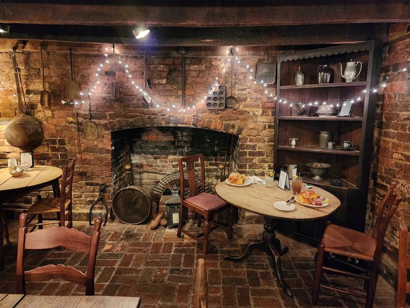 Dining Where History Pulls Up a Chair