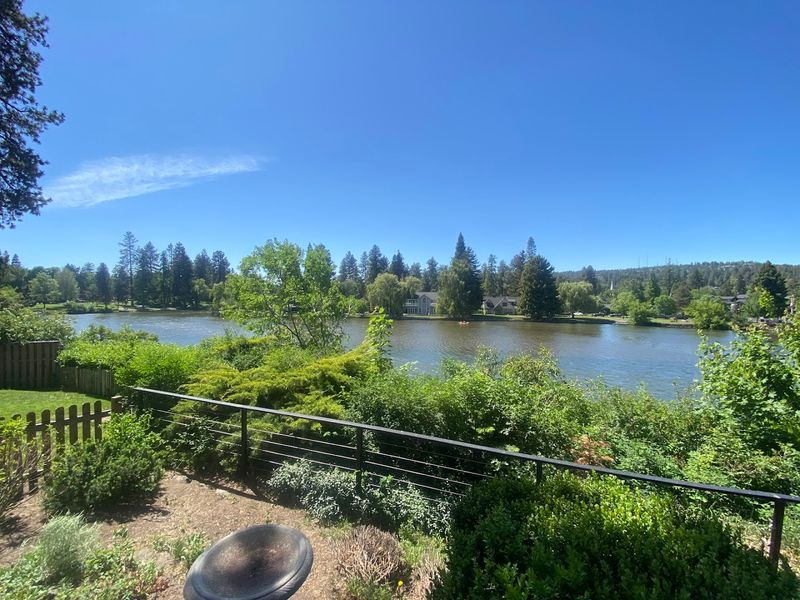 Mirror Pond Views That Make Lunch Feel Like a Getaway