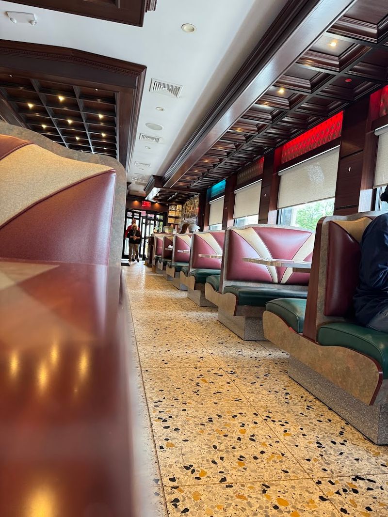 The Vintage Interior That Feels Like a Time Capsule