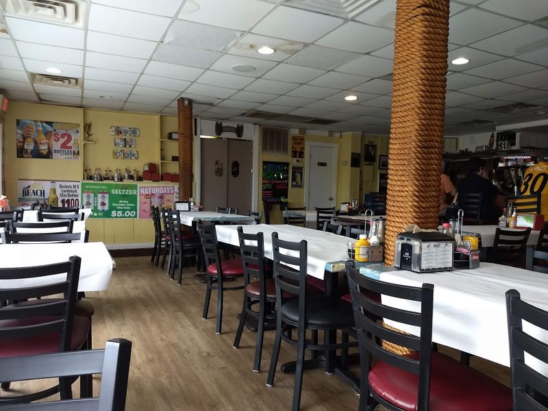 Local Dining Options That Keep Things Relaxed