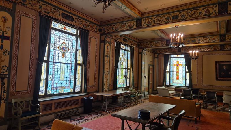 Stained Glass Windows That Change the Quality of Light