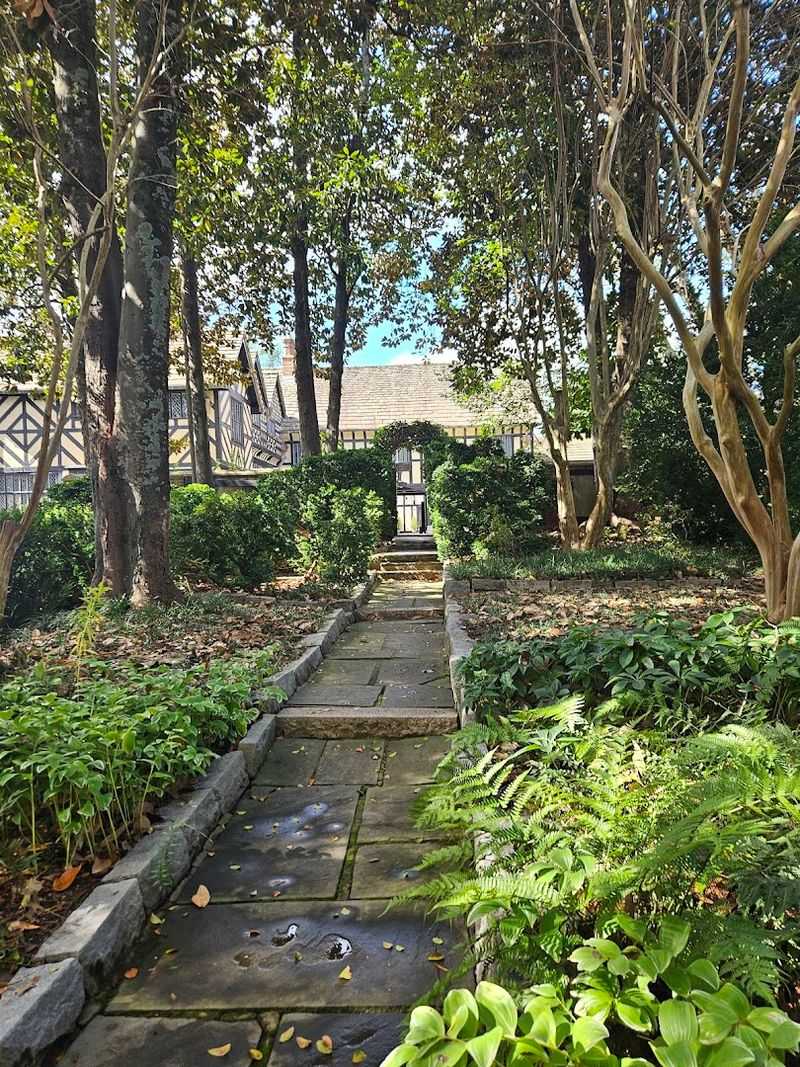 The Windsor Farms Neighborhood Setting Adds Extra Charm