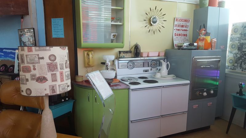 Retro Kitchenware That Makes Cooking Look Glamorous Again