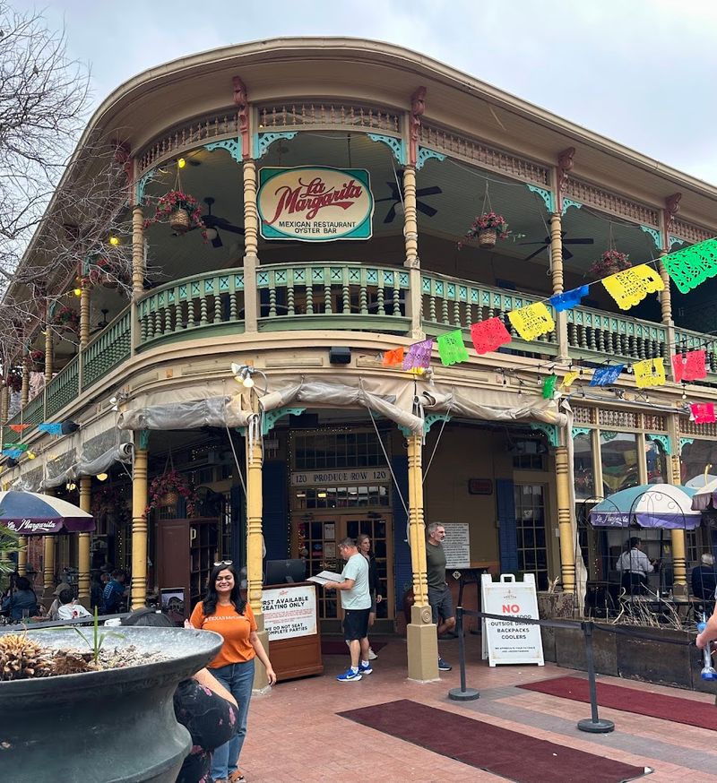 The Open-Air Plaza and Outdoor Atmosphere