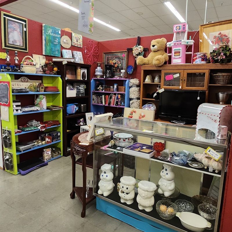 Retro Kitchenware Across Every Aisle