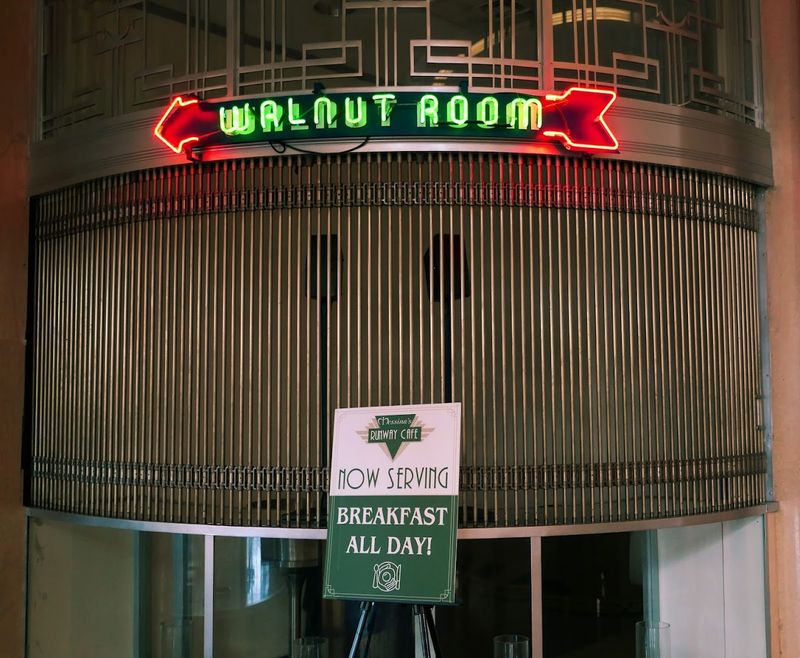 A Lakefront Meal With Constant Motion