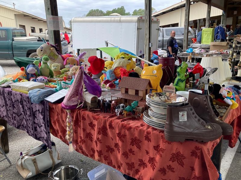 Friendly Vendors And The Hum Of Quiet Negotiations