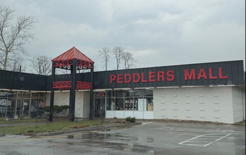 Louisville Shoppers Come Ready To Dig