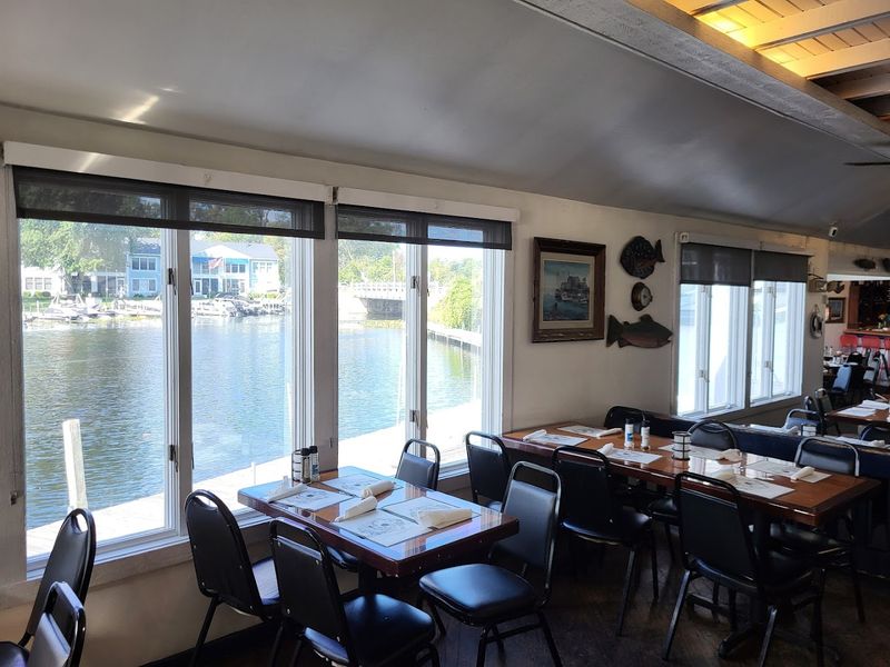 Year-Round Lakeside Dining