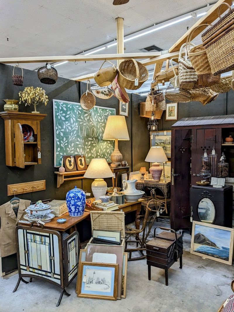 Mid-Century Modern Furniture Draws Serious Shoppers Mid-Century Modern Furniture Draws Serious Shoppers
