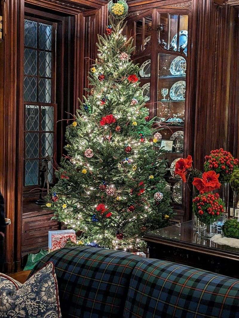 Holiday Decorations That Turn the Mansion Into Pure Magic