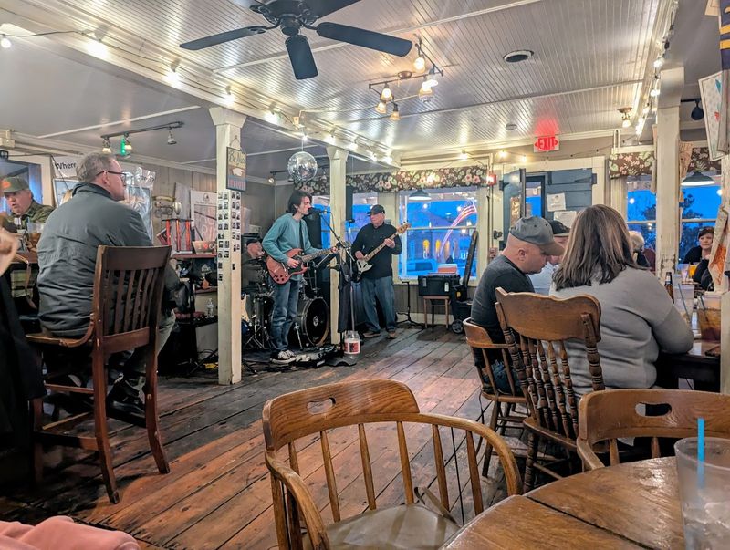Live Music That Turns Lunch Into a Party