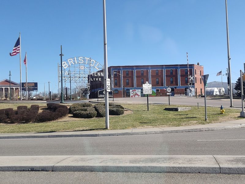 Cafes and Restaurants With Local Flavor on Both Sides