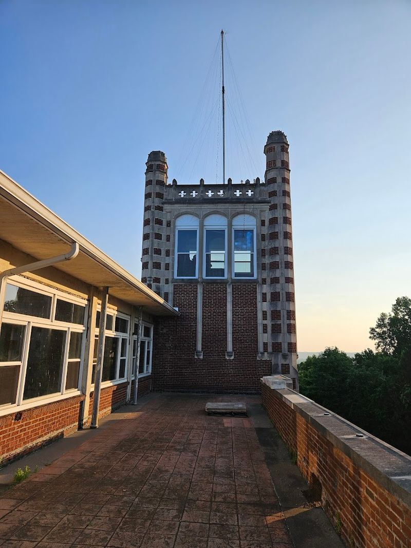 A Daytime Tour Full Of Fascinating Old Stories
