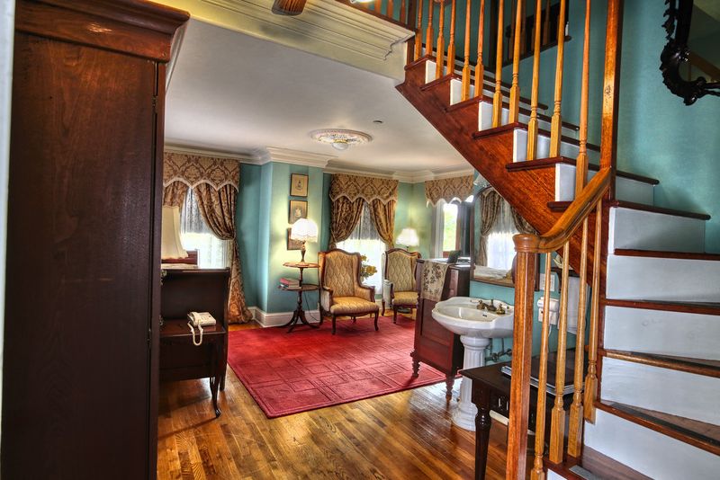 The Free House Tour That Every Guest Should Take