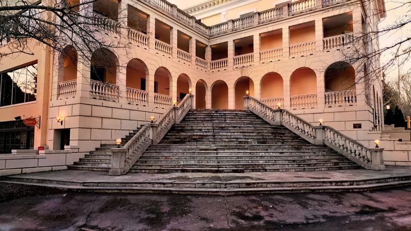 Georgian Revival Architecture That Absolutely Steals the Show