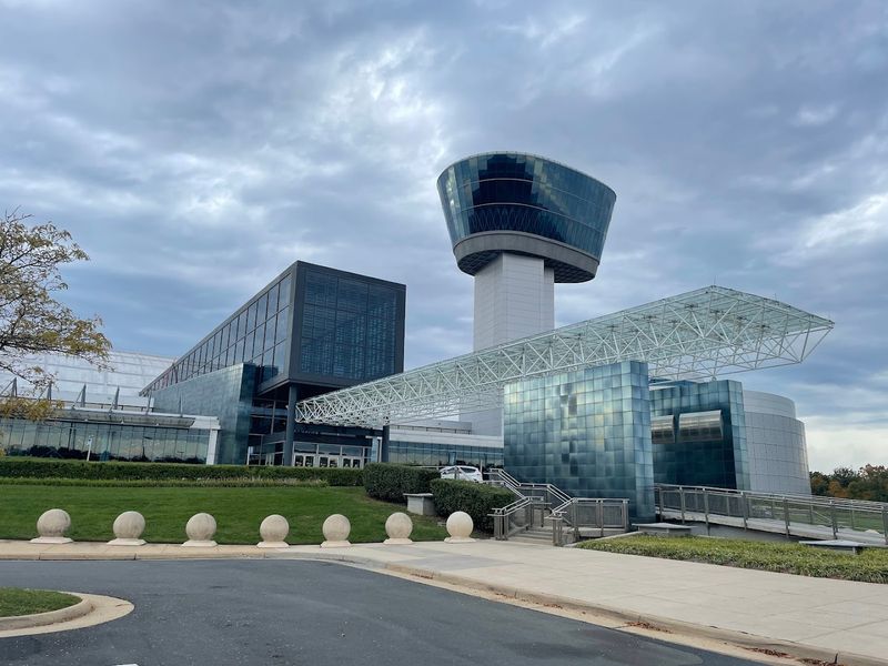 The Observation Tower: Watch Real Planes Land at Dulles Airport