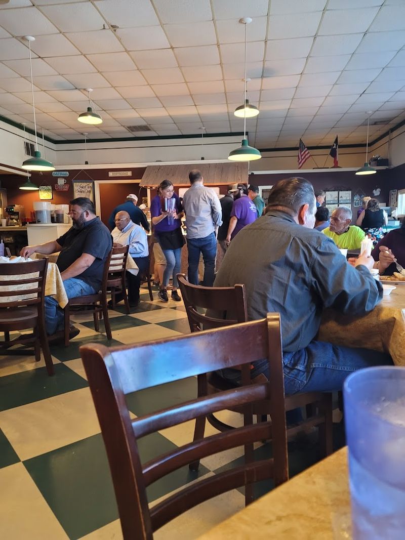 Weekday Lunch Hours That Make It a True Local Ritual