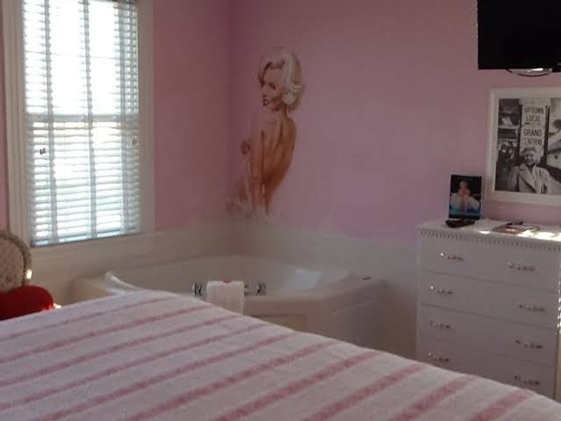 The Marilyn Room: Old Hollywood Glamour with a Whirlpool Tub