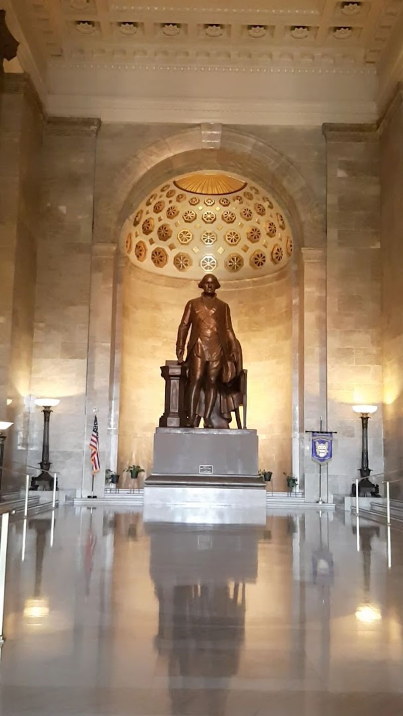 Memorial Hall and the Giant Bronze Washington Memorial Hall and the Giant Bronze Washington