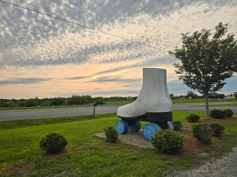 Giant Roller Skate, Warrenton