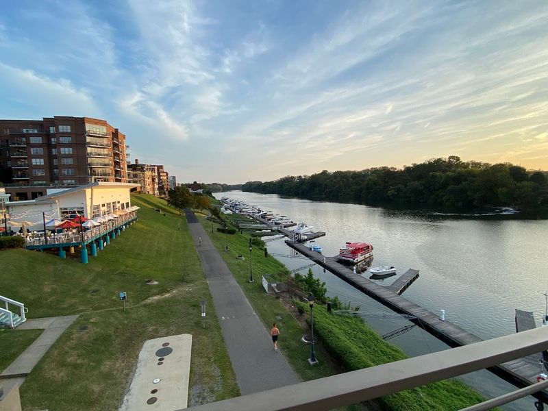 The James River View That Earns Its Own Standing Ovation