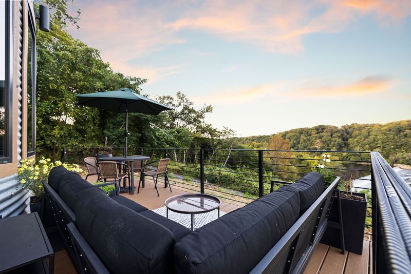 A Deck With a View That Earns Its Own Applause