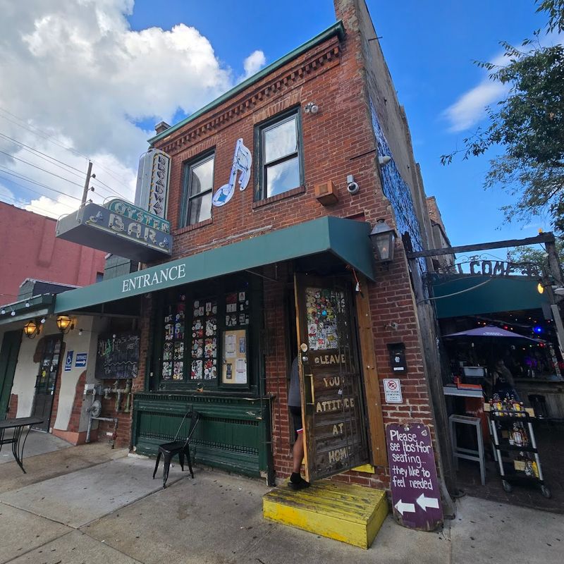 Broadway Oyster Bar: The Award-Winner Hiding Behind a Dive Bar Exterior