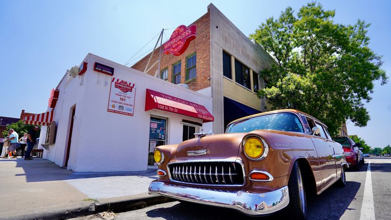 A Kansas Burger Stop That Still Feels Classic