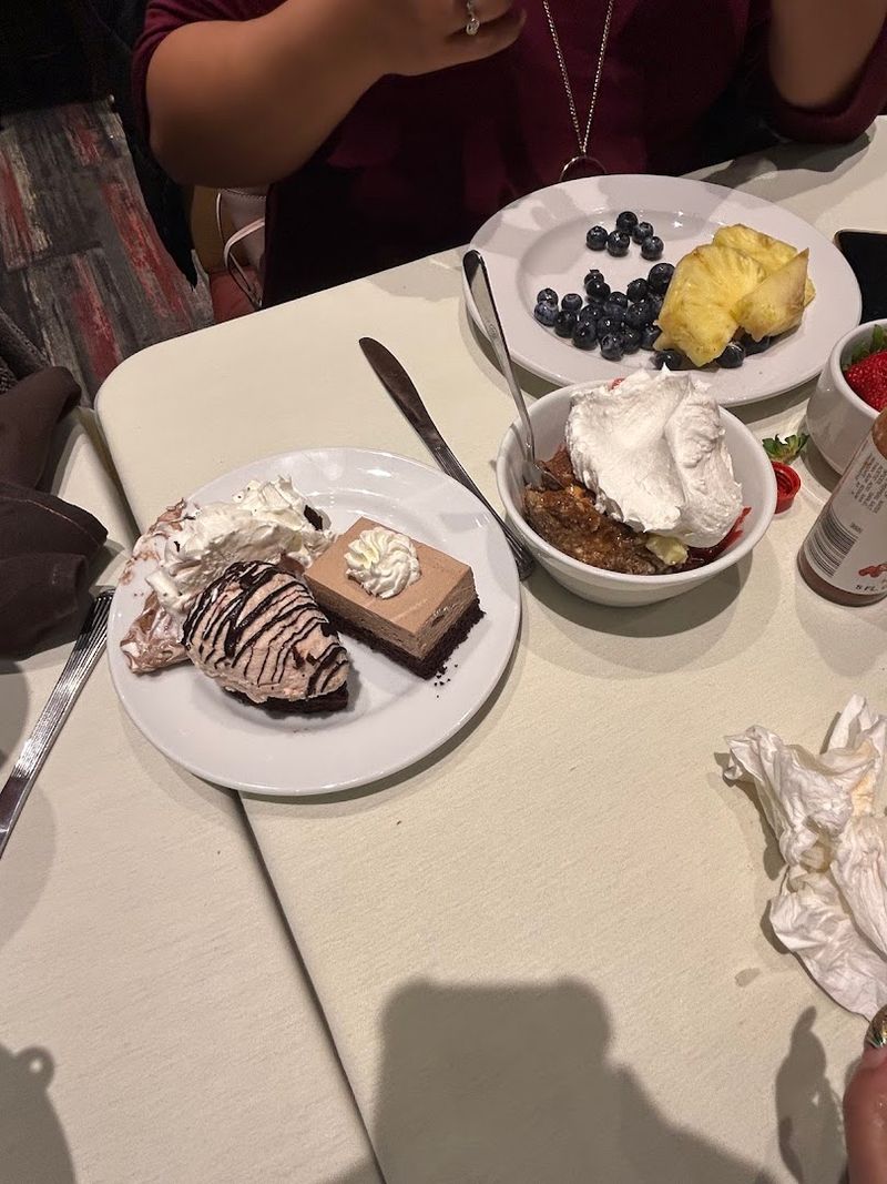 The Dessert Table That Closes the Meal Perfectly