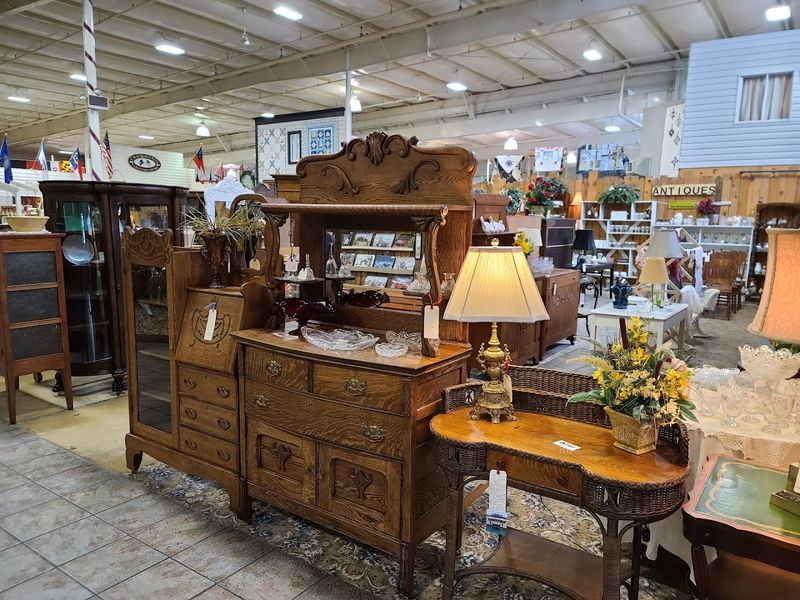 The Large Antique Mall: A Treasure Hunter's Playground