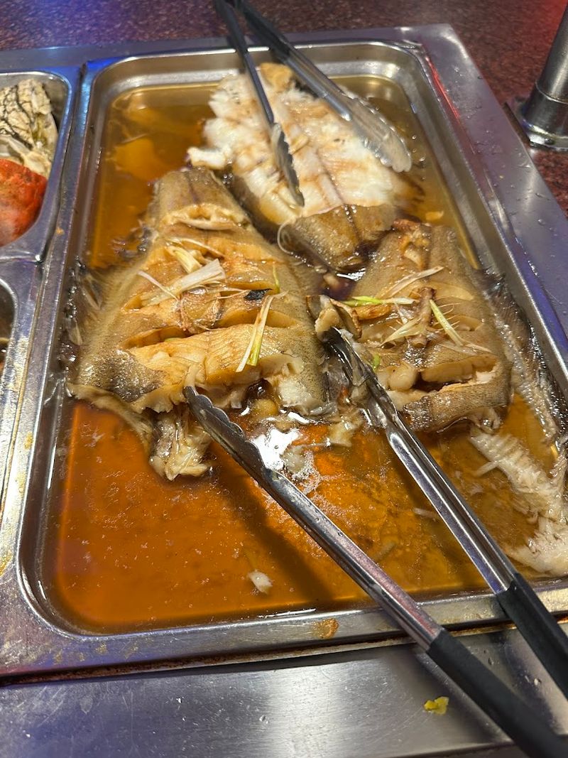 Seafood Bar That Brings the Ocean to Your Tray