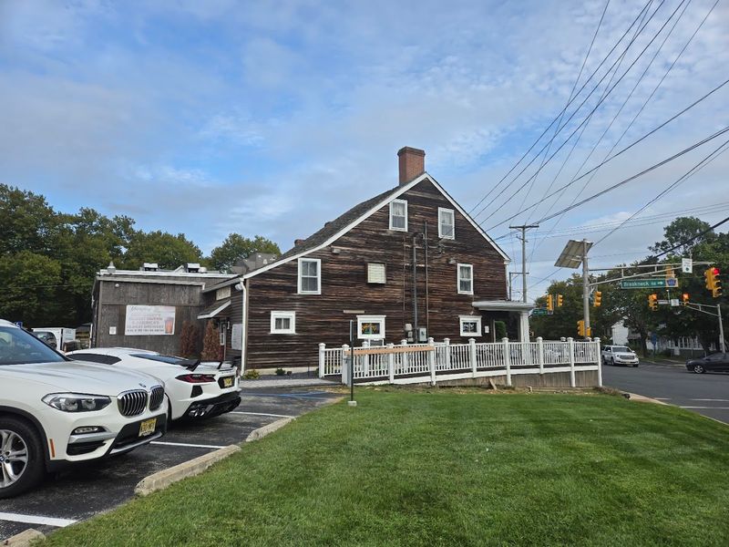 A Log Cabin Built in 1720 That Still Has All Its Bones