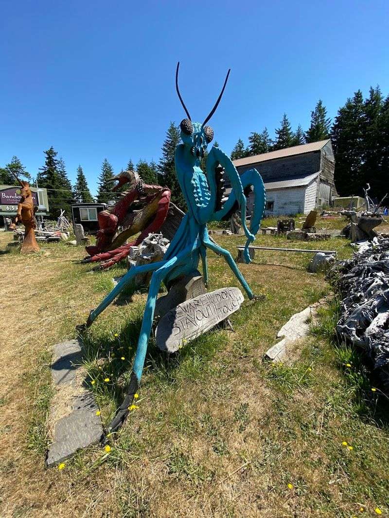 The Blue Praying Mantis That Stops Traffic