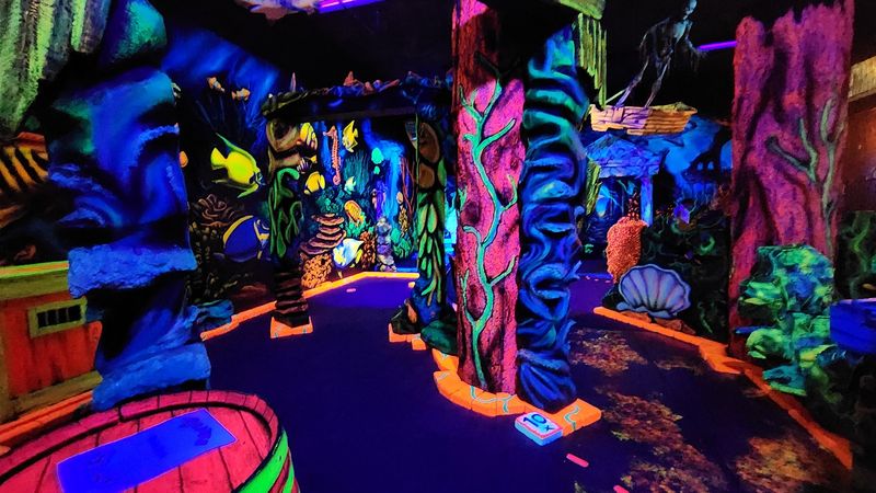The Black Light Atmosphere That Turns Mini Golf Into Pure Magic