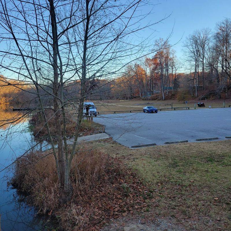 Trail Amenities and Parking: Surprisingly Well-Organized for a Park This Size