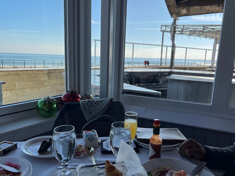 An Interior That Feels Like the Shore Itself