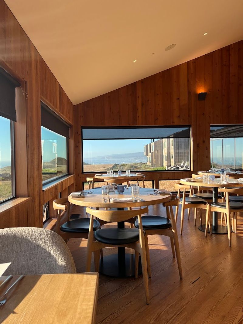 A Coastal Dining Room Worth Planning Around