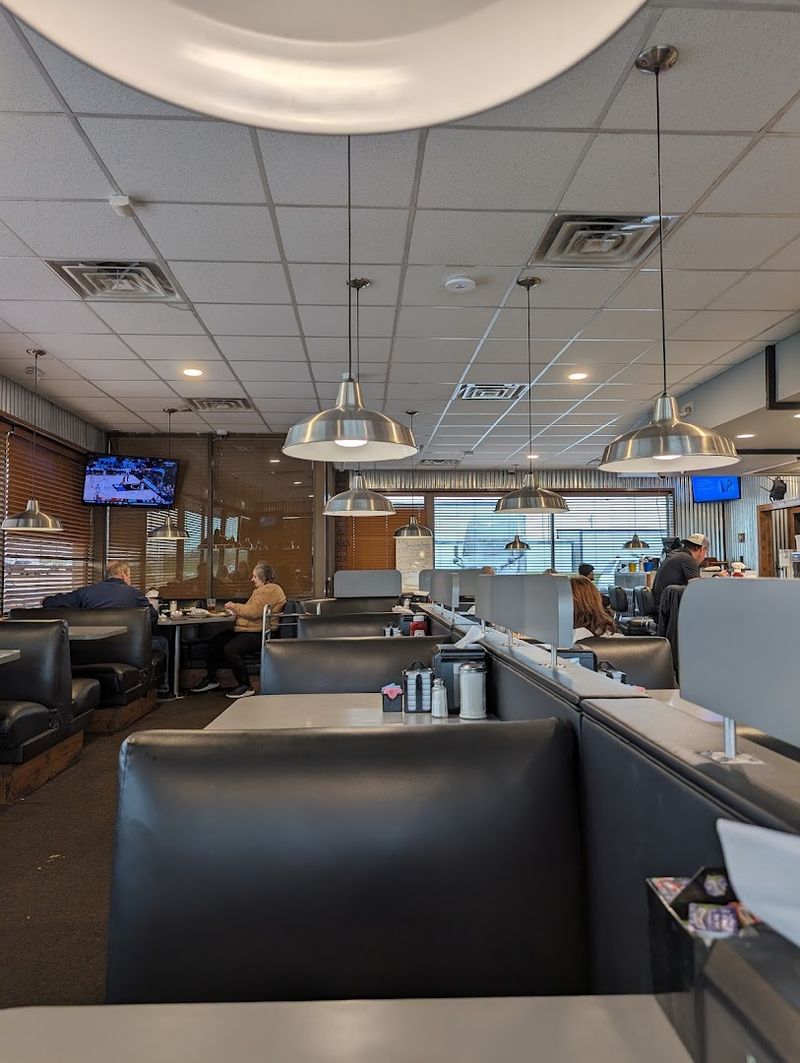 Who You Will Find Eating at Wright's