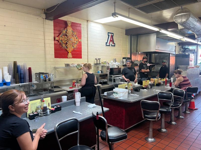 First Impressions of the Diner Atmosphere