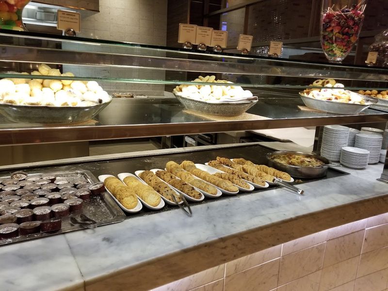 A Spacious Curving Buffet Line Without Any Cutting