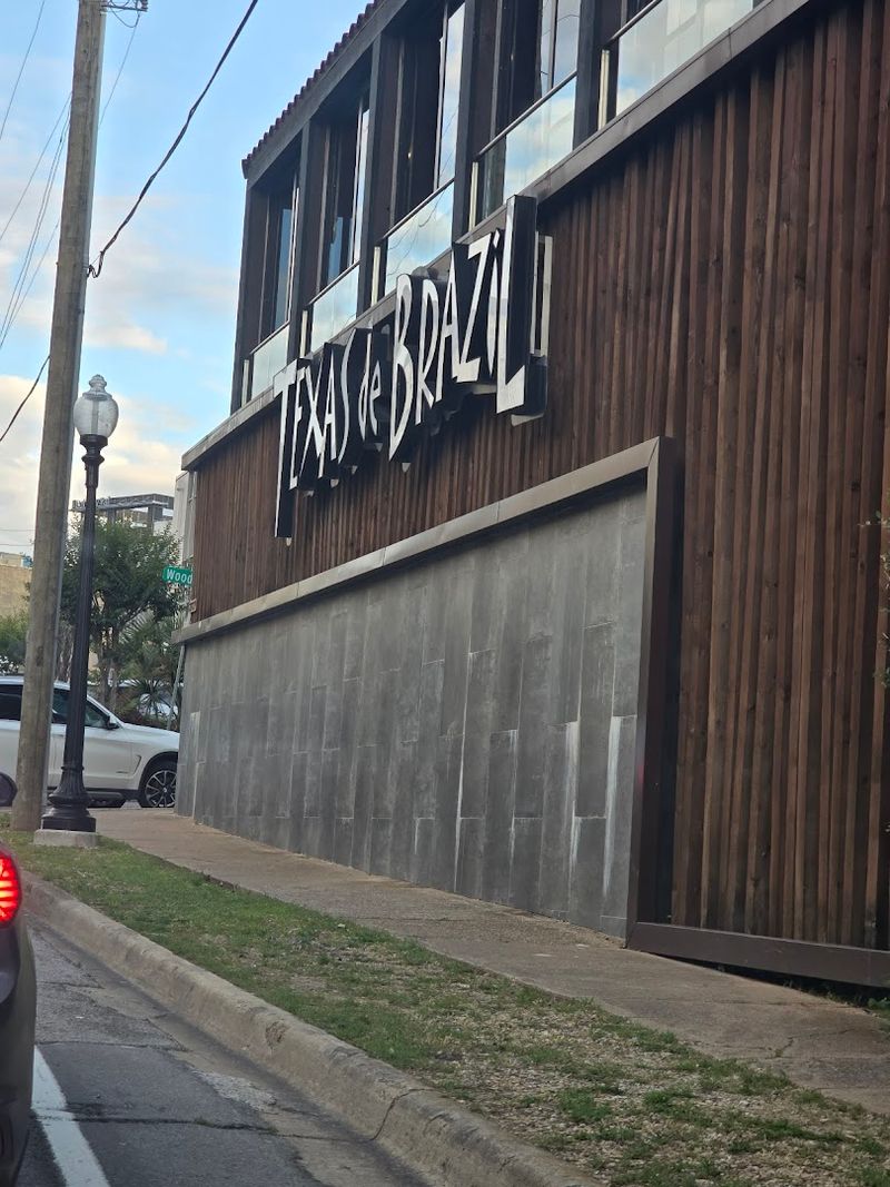 What Rodizio-Style Dining Actually Feels Like Here