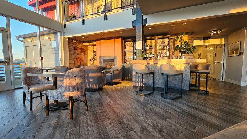 Bar 600 and Evening Atmosphere