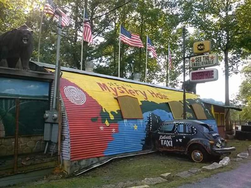 The Roadside Mystery That Still Pulls People In