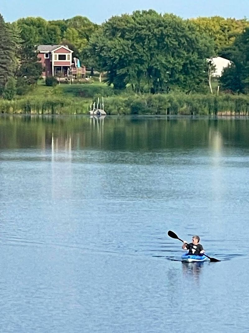 A Lakeside Setting That Feels Like a Hidden Gem