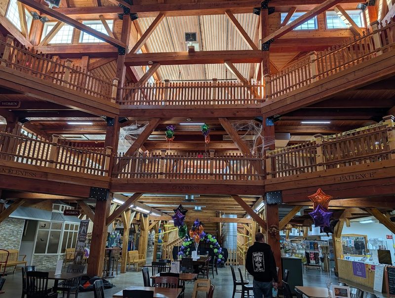 Amish Peg-and-Beam Architecture That Defies Expectations